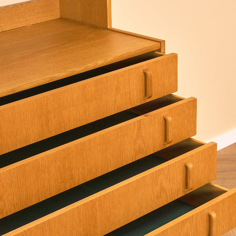 Svensk bokhylla i ek av Bertil Fridhagen för Bodafors