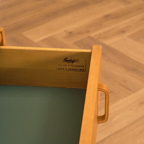 Svensk bokhylla i ek av Bertil Fridhagen för Bodafors