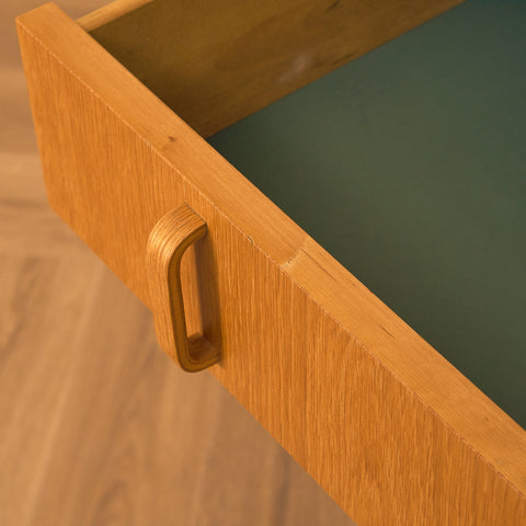 Svensk bokhylla i ek av Bertil Fridhagen för Bodafors