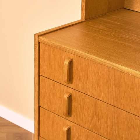 Svensk bokhylla i ek av Bertil Fridhagen för Bodafors