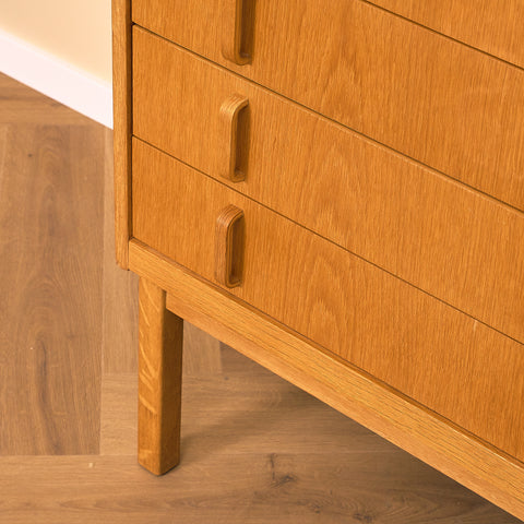 Svensk bokhylla i ek av Bertil Fridhagen för Bodafors