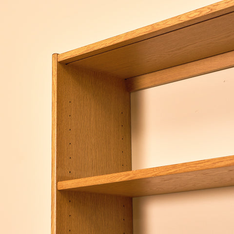 Svensk bokhylla i ek av Bertil Fridhagen för Bodafors