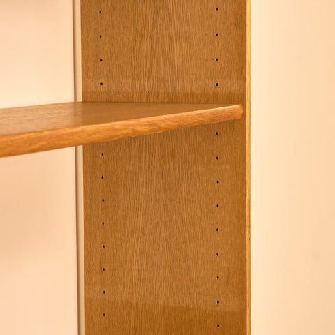 Svensk bokhylla i ek av Bertil Fridhagen för Bodafors