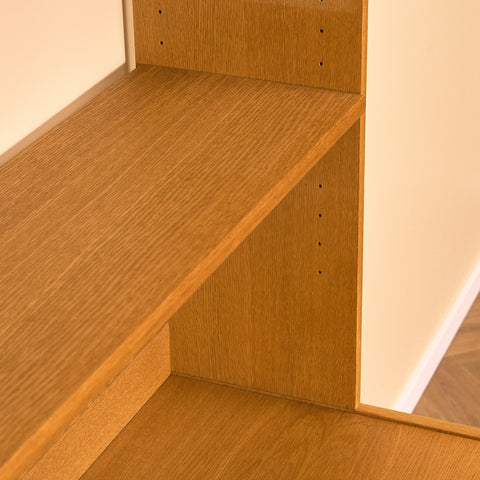 Svensk bokhylla i ek av Bertil Fridhagen för Bodafors