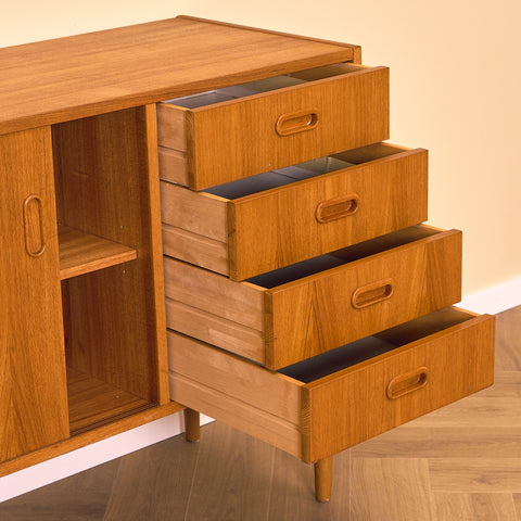 Svenskt skåp i teak