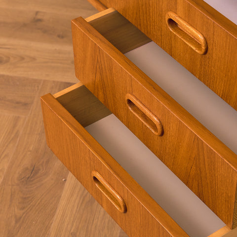 Svenskt skåp i teak
