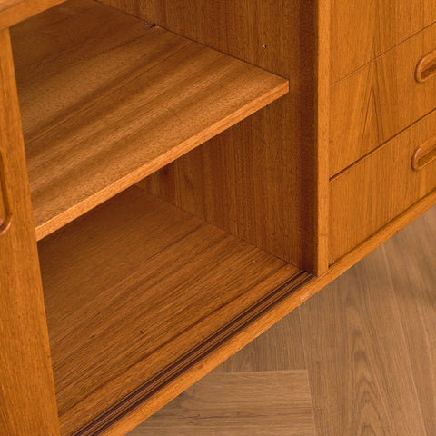 Svenskt skåp i teak