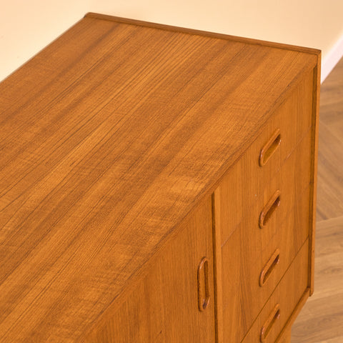 Svenskt skåp i teak