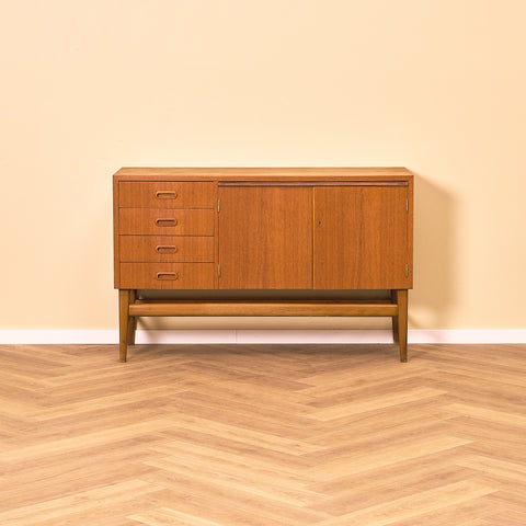 Svenskt skåp i teak och bok