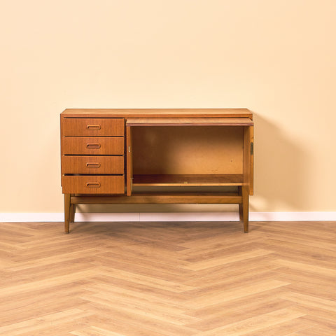 Svenskt skåp i teak och bok