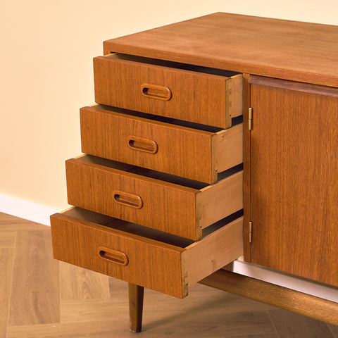 Svenskt skåp i teak och bok