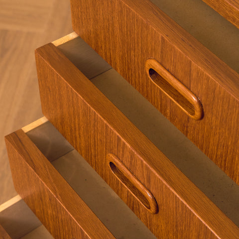 Svenskt skåp i teak och bok