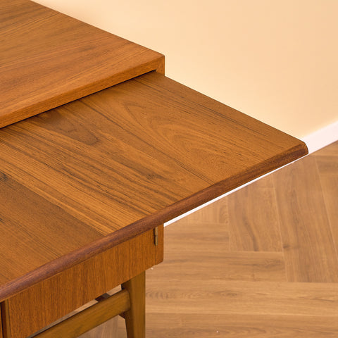 Svenskt skåp i teak och bok