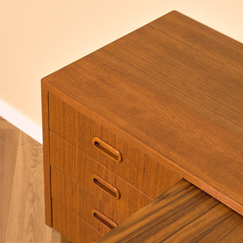 Svenskt skåp i teak och bok