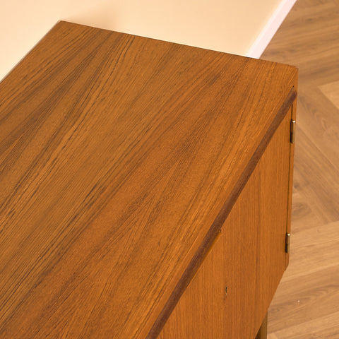 Svenskt skåp i teak och bok