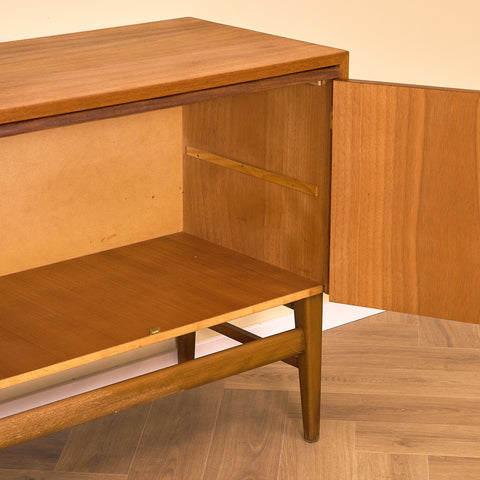 Svenskt skåp i teak och bok