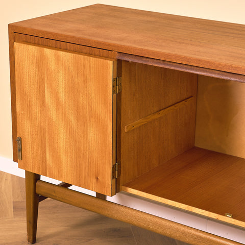 Svenskt skåp i teak och bok