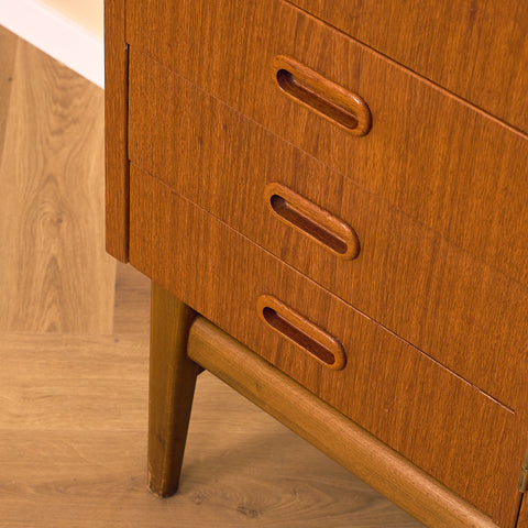 Svenskt skåp i teak och bok