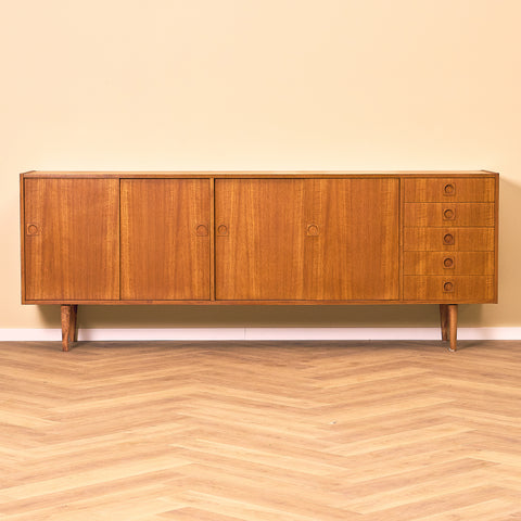 Danskt skåp i teak från Ottawa furniture