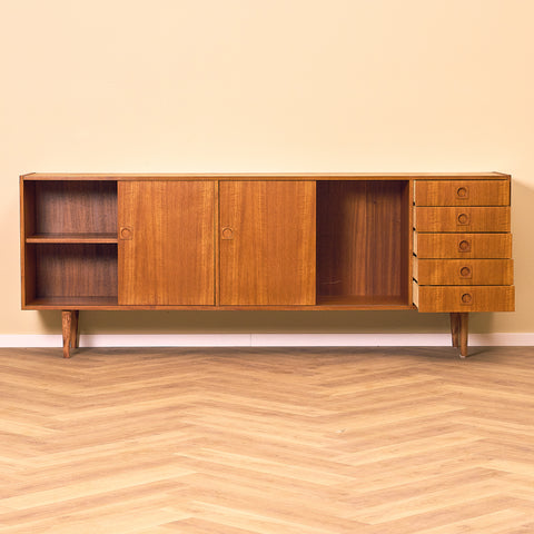 Danskt skåp i teak från Ottawa furniture