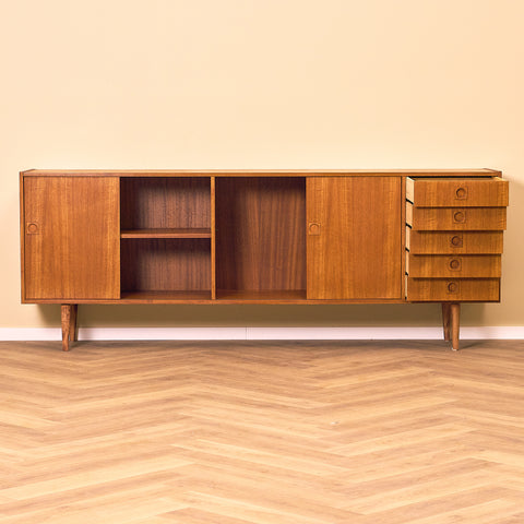 Danskt skåp i teak från Ottawa furniture