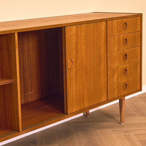 Danskt skåp i teak från Ottawa furniture