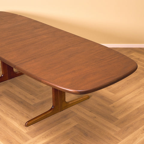 Danskt ovalt matbord i mahogny från Skovby Møbelfabrik