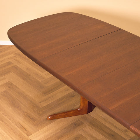 Danskt ovalt matbord i mahogny från Skovby Møbelfabrik