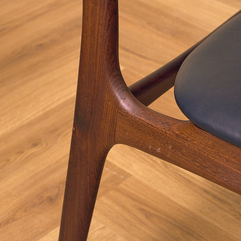 Danskt set med 4 matstolar i valnöt och teak av Schiønning & Elgaard