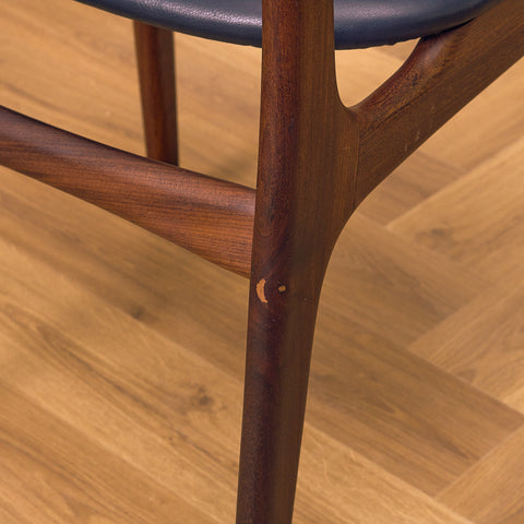 Danskt set med 4 matstolar i valnöt och teak av Schiønning & Elgaard