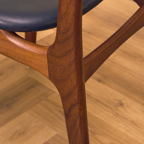 Danskt set med 4 matstolar i valnöt och teak av Schiønning & Elgaard