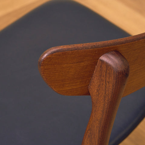 Danskt set med 4 matstolar i valnöt och teak av Schiønning & Elgaard