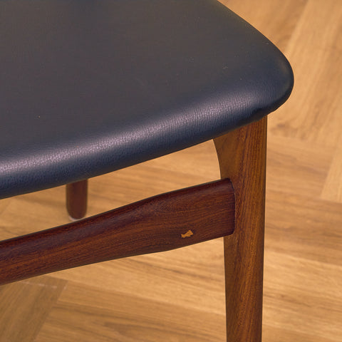 Danskt set med 4 matstolar i valnöt och teak av Schiønning & Elgaard