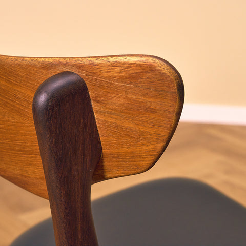 Danskt set med 4 matstolar i valnöt och teak av Schiønning & Elgaard