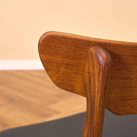 Danskt set med 4 matstolar i valnöt och teak av Schiønning & Elgaard