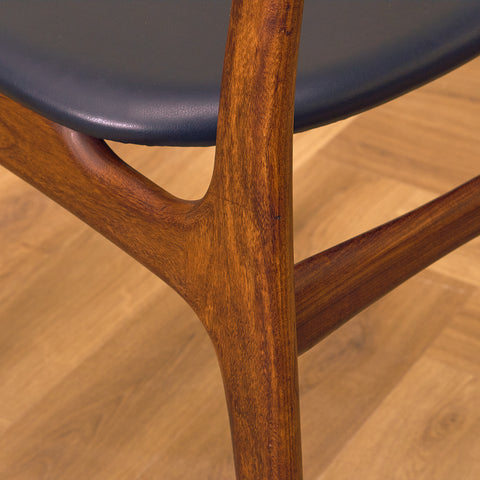 Danskt set med 4 matstolar i valnöt och teak av Schiønning & Elgaard