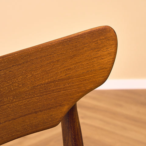 Danskt set med 4 matstolar i valnöt och teak av Schiønning & Elgaard