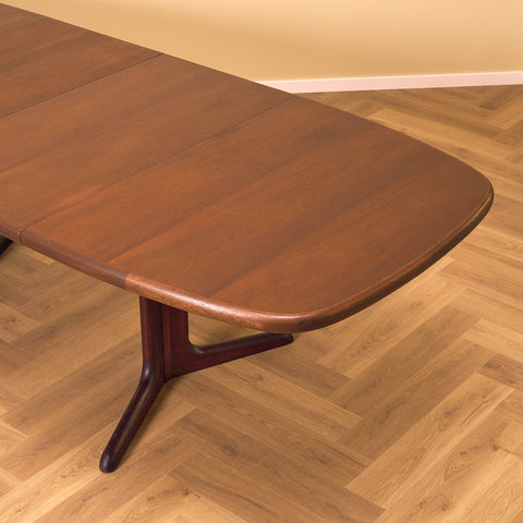 Danskt ovalt matbord i mahogny från Skovby Møbelfabrik