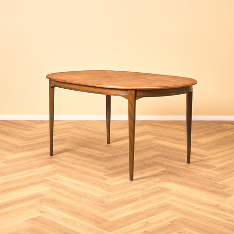 Svenskt runt matbord i teak