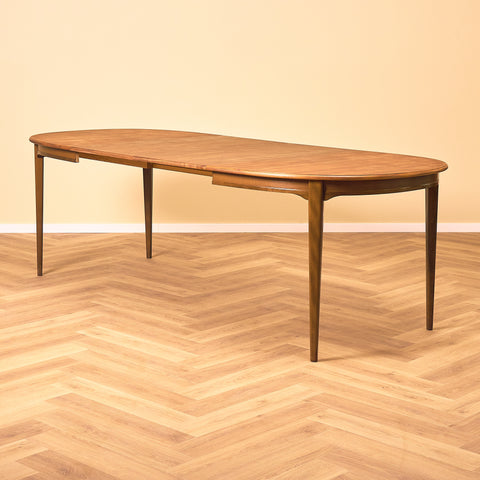 Svenskt runt matbord i teak