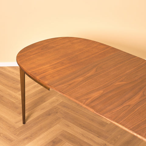 Svenskt runt matbord i teak