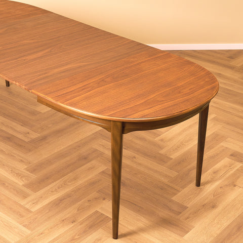 Svenskt runt matbord i teak