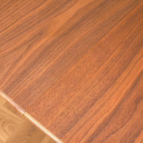 Svenskt runt matbord i teak