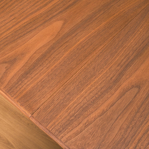 Svenskt runt matbord i teak