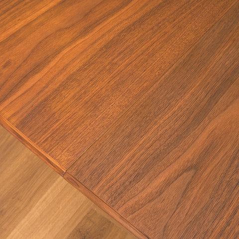 Svenskt runt matbord i teak