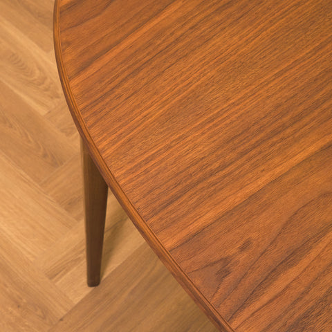 Svenskt runt matbord i teak