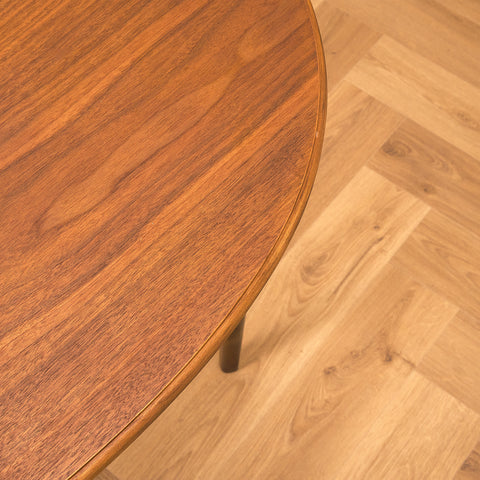 Svenskt runt matbord i teak