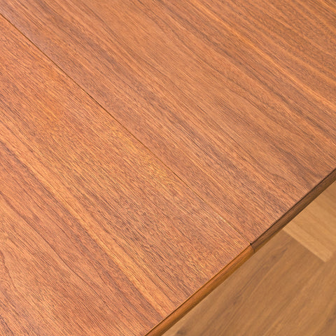 Svenskt runt matbord i teak