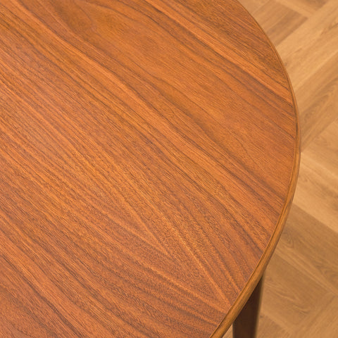 Svenskt runt matbord i teak