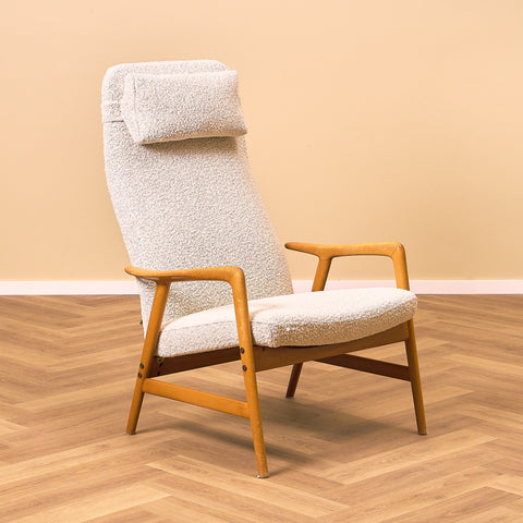 Svensk fåtölj i massiv bok av Alf Svensson för Bra Bohag, modell "Contour"